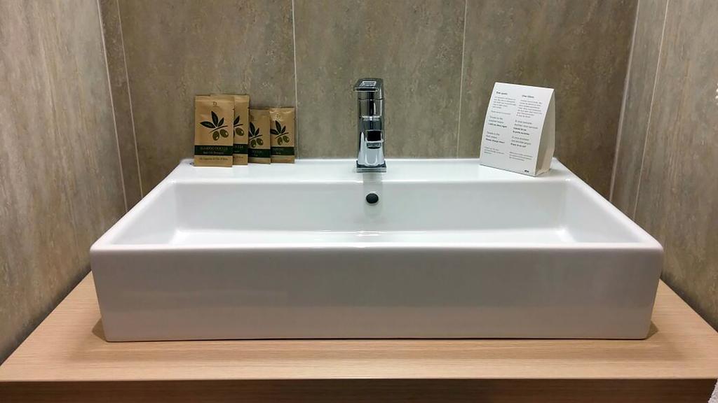 Hotel Helvetia Лецено Стая снимка